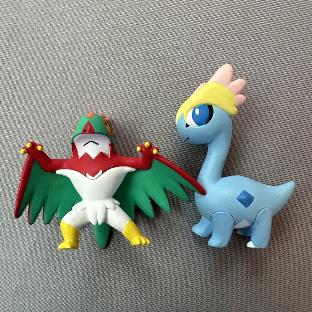 Nintendo Pokémon 2in Figurine Hawklucha + Amarus Tomy Collectible
